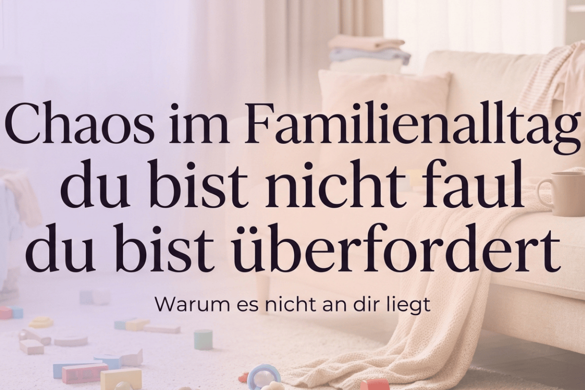 Chaos im familienalltag Chaos im Familienalltag mit Kindern – leicht unordentliches Wohnzimmer mit Spielzeug und Alltagssituationen, Stress und Überforderung im Familienleben